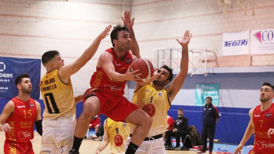 Acción de ataque de Unai Friscia en el partido Maristas-Mijas de la N1 de baloncesto disputado en el Colegio Cervantes.