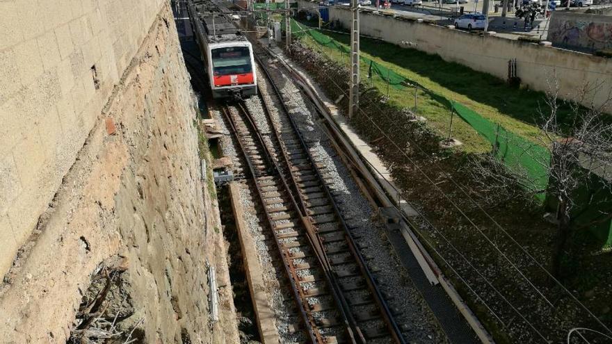 Un tren de FGC sortint de l&#039;estació de Manresa Alta