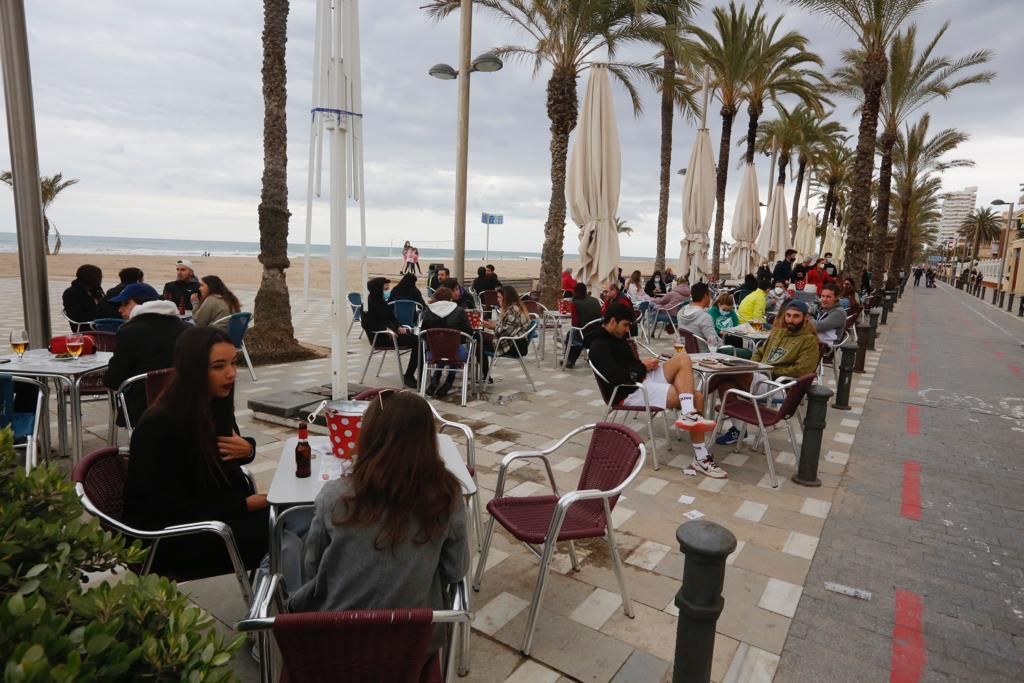 Ambiente del día del padre en la playa de San Juan y en el Postiguet