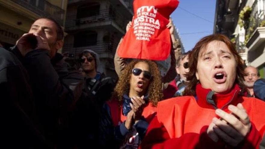 Trabajadores de RTVV frente a las Corts