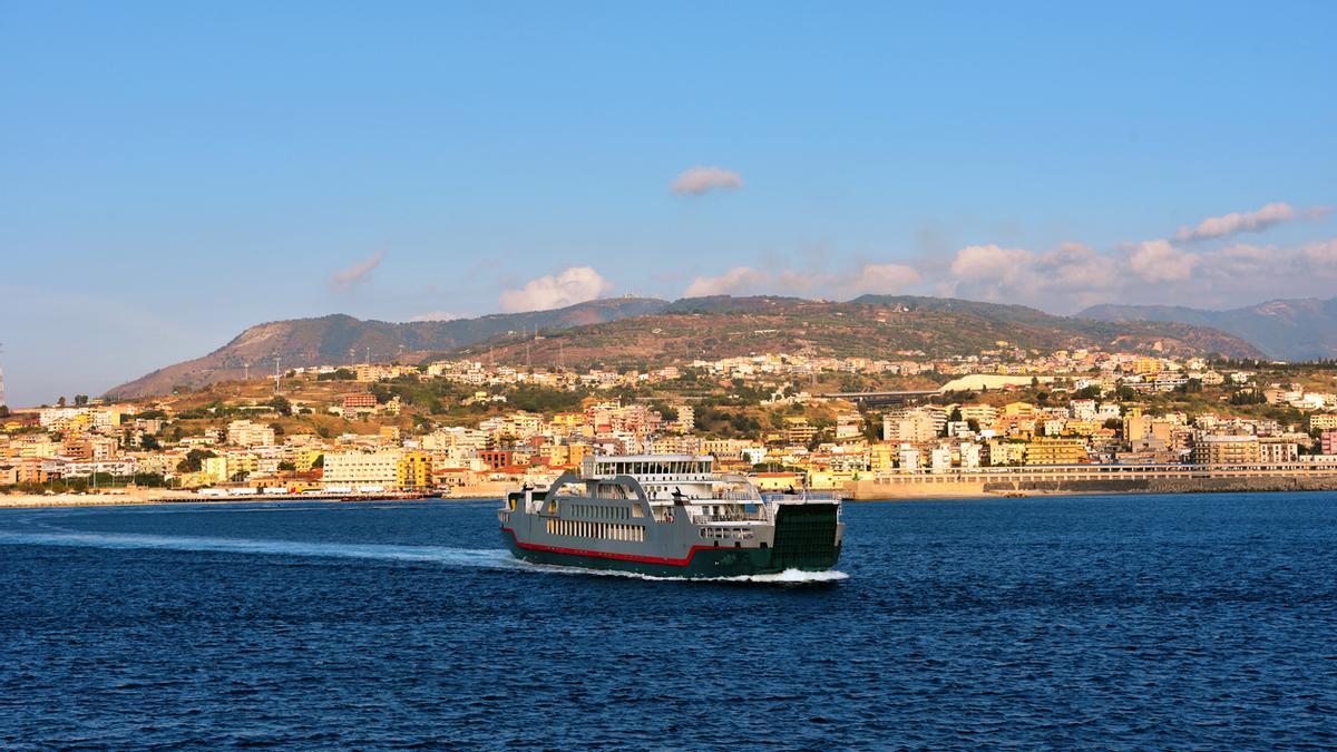 A bordo de un barco y un tren simultáneamente: así es el puerto más curioso de Italia