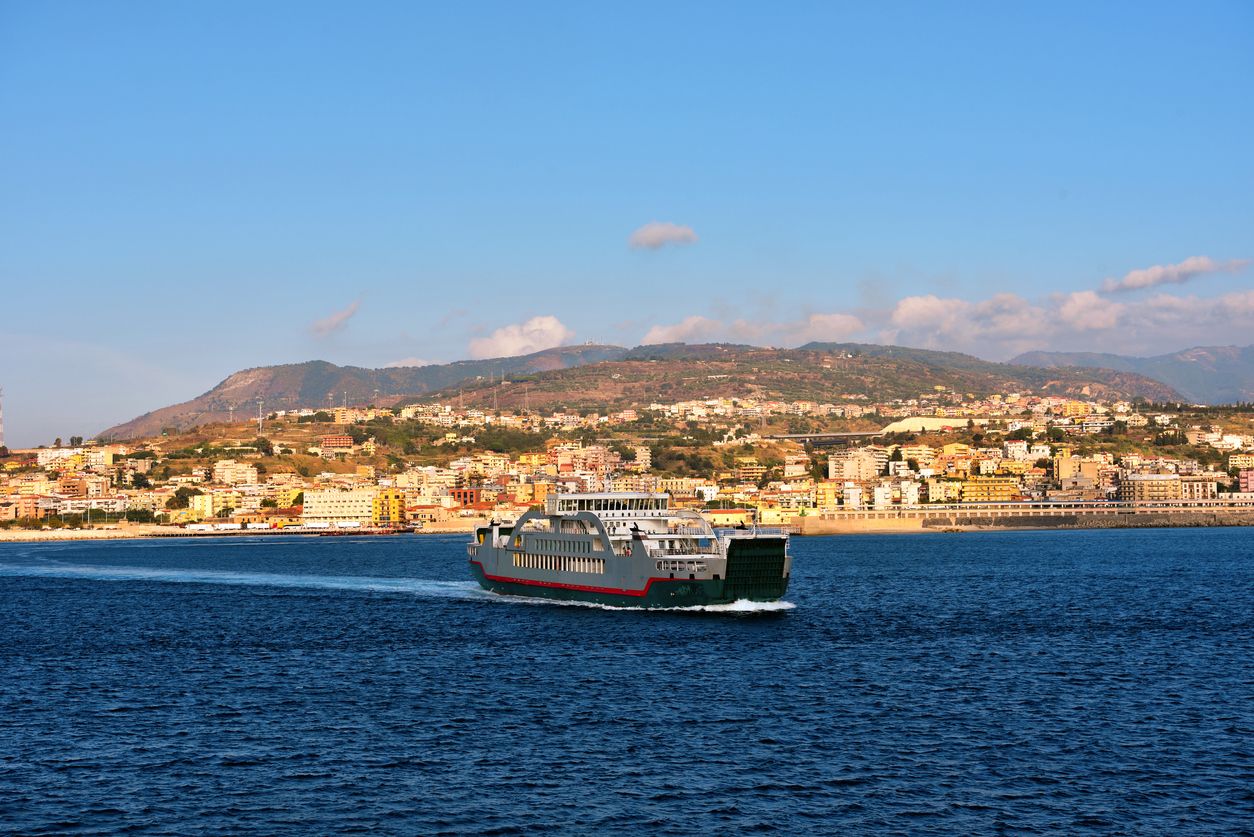 Viajar a bordo de un tren y un barco a la vez es posible desde el puerto italiano de Villa San Giovanni.