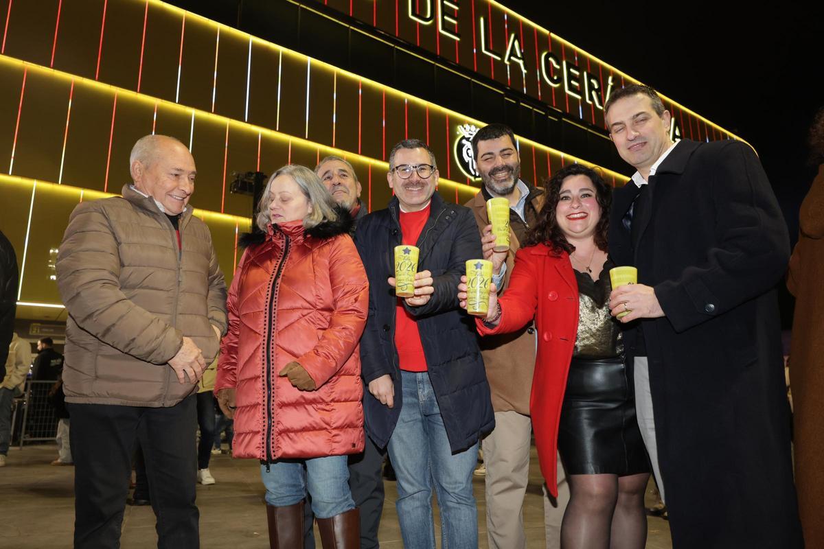 Galería de imágenes: Tardeo en la plaza del Estadio de la Cerámica de Vila-real