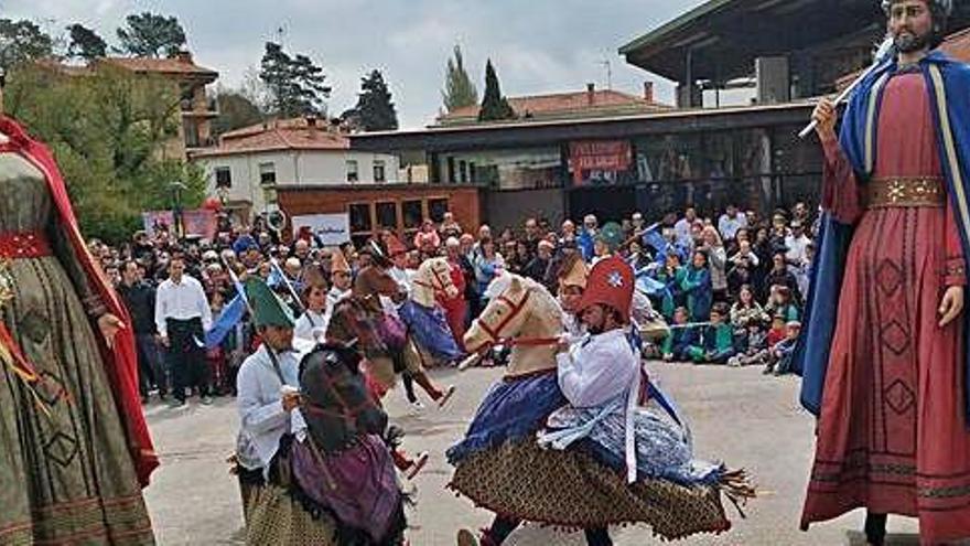 Mostra de balls de gegants ahir al migdia davant del pavelló de Castellterçol