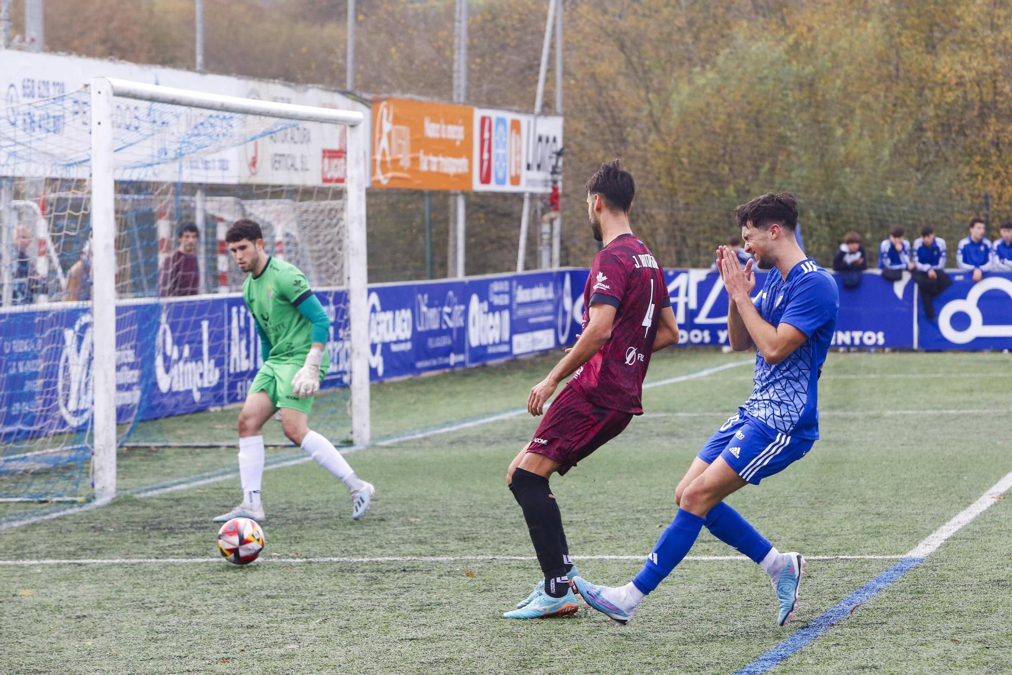 Las imágenes de la victoria del Avilés en el campo del Covadonga: segunda consecutiva de los blanquiazules