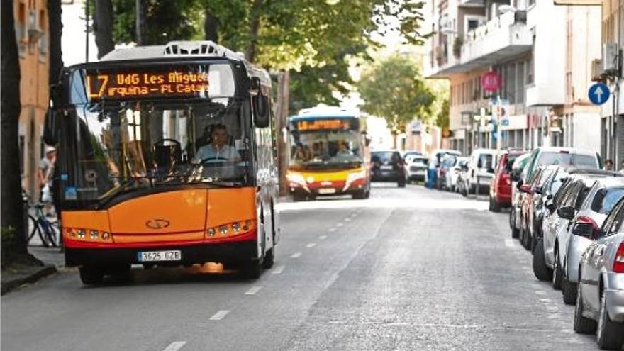 El bitllet senzill a Girona costa 1,40 euros, el mateix que en ciutats com Sevilla, Toledo o Valladolid. A la imatge, autobusos a l&#039;avinguda Sant Narcís.