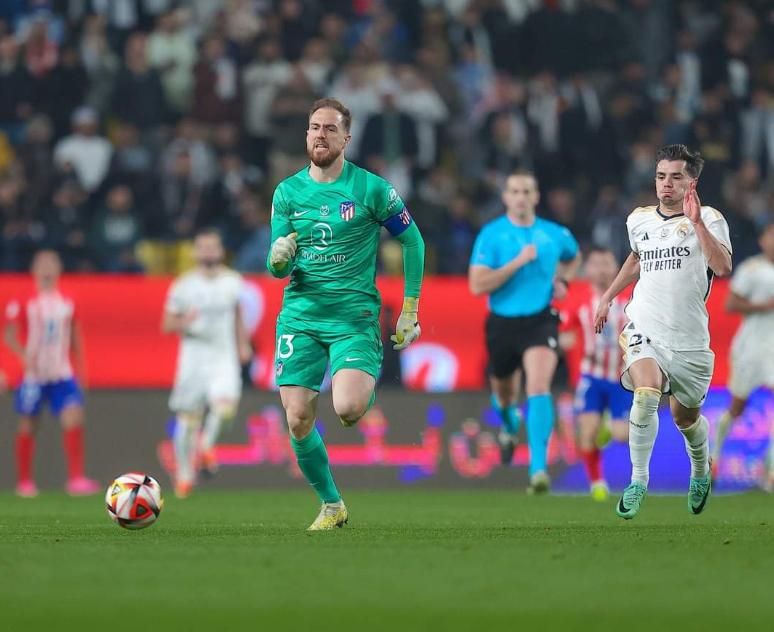 Brahim persigue a Oblak en la jugada del quinto gol