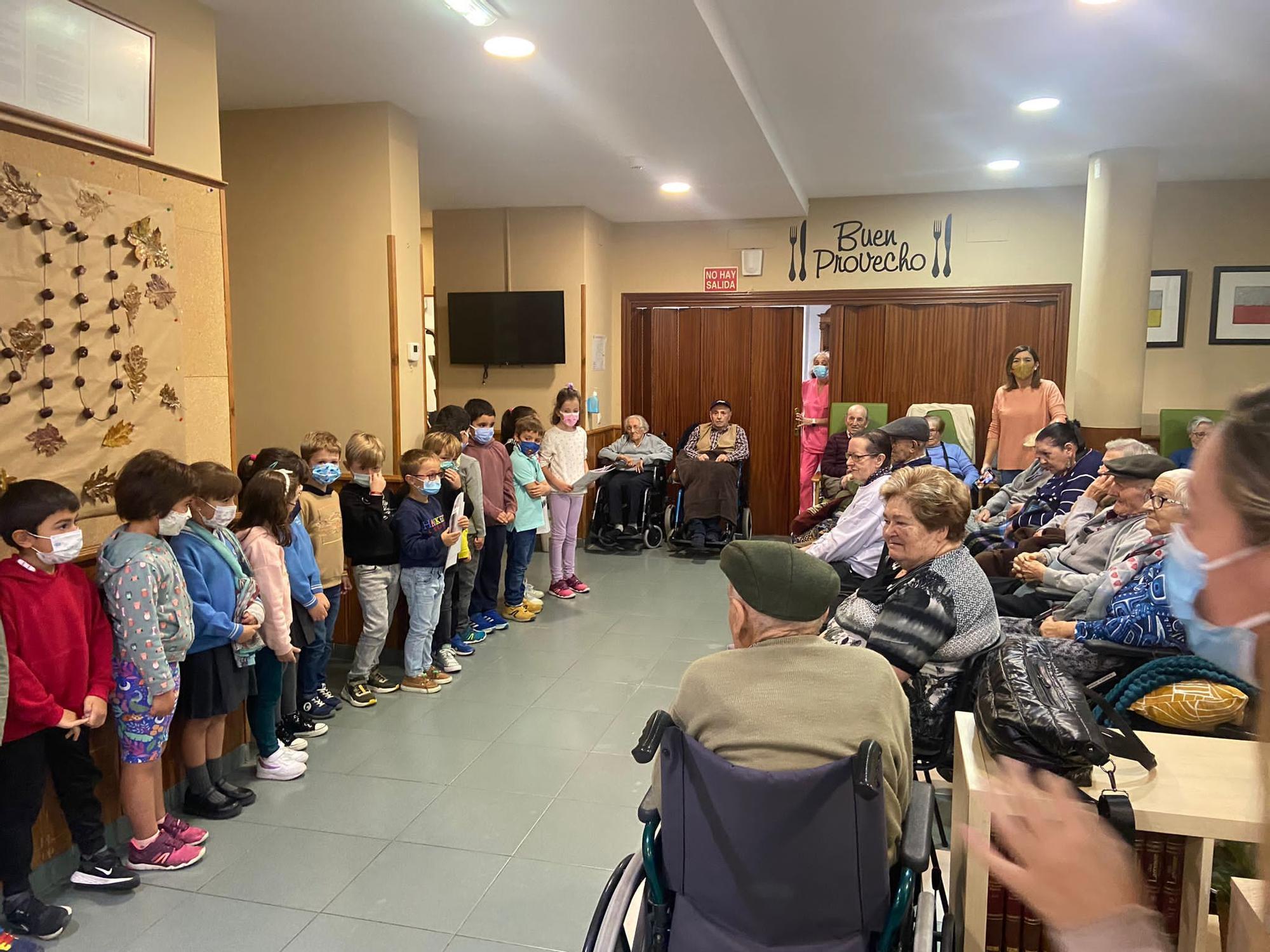 Los niños del Montoto comparten una mañana con los abuelos de la Pola