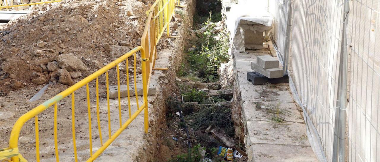 La zanja de Iberdrola donde están los restos tardorromanos junto a la catedral. | M.A.MONTESINOS