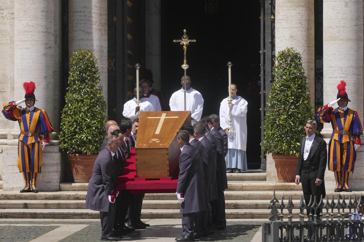 De izquierda a derecha, la Plaza de San Pedro llena de gente; el cortejo fúnebre; Trump saludando al Rey; los desfavorecidos elegidos por el papa para esperarle a la puerta de la Basílica de Santa María la Mayor y el coche fúnebre que recorrió seis kilómetros desde el Vaticano hasta la nueva morada del papa.