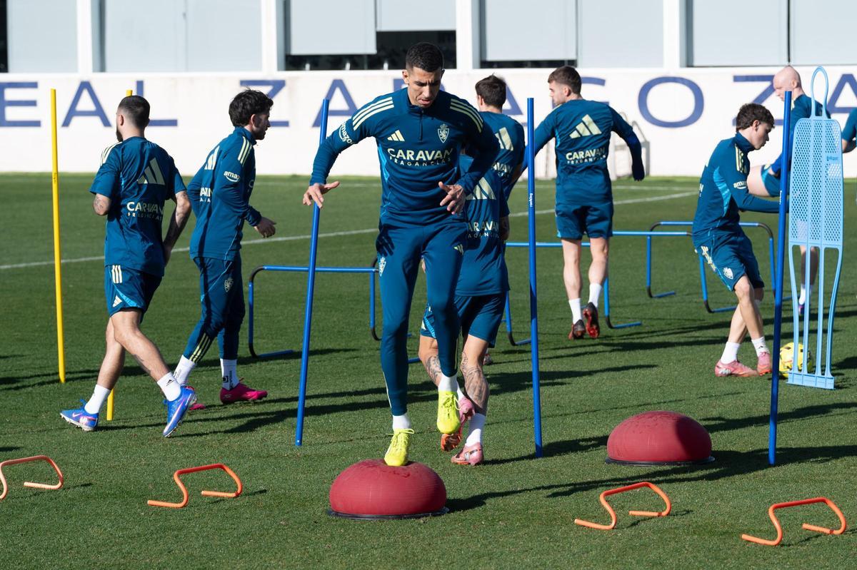El Yamiq realiza un ejercicio durante un entrenamiento.