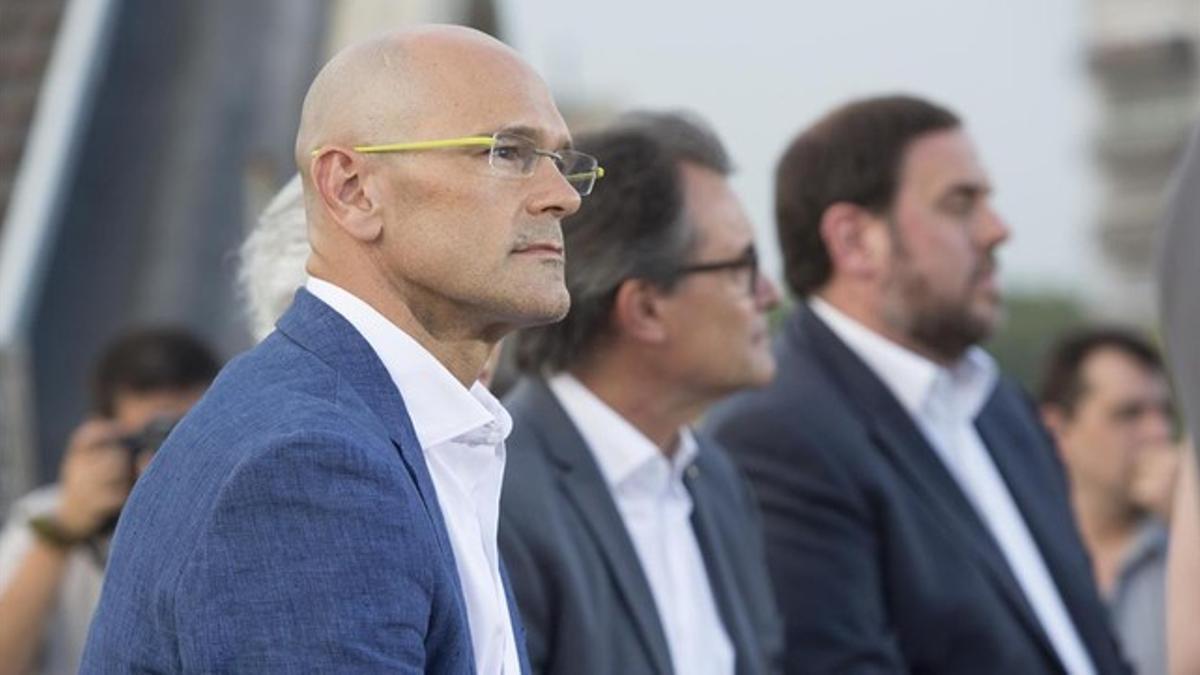 El cabeza de lista de Junts pel sí, Raül Romeva, junto al 'president' Artur Mas y el líder de ERC, Oriol Junqueras, en la presentación de la candidatura, este lunes, 20 de julio.