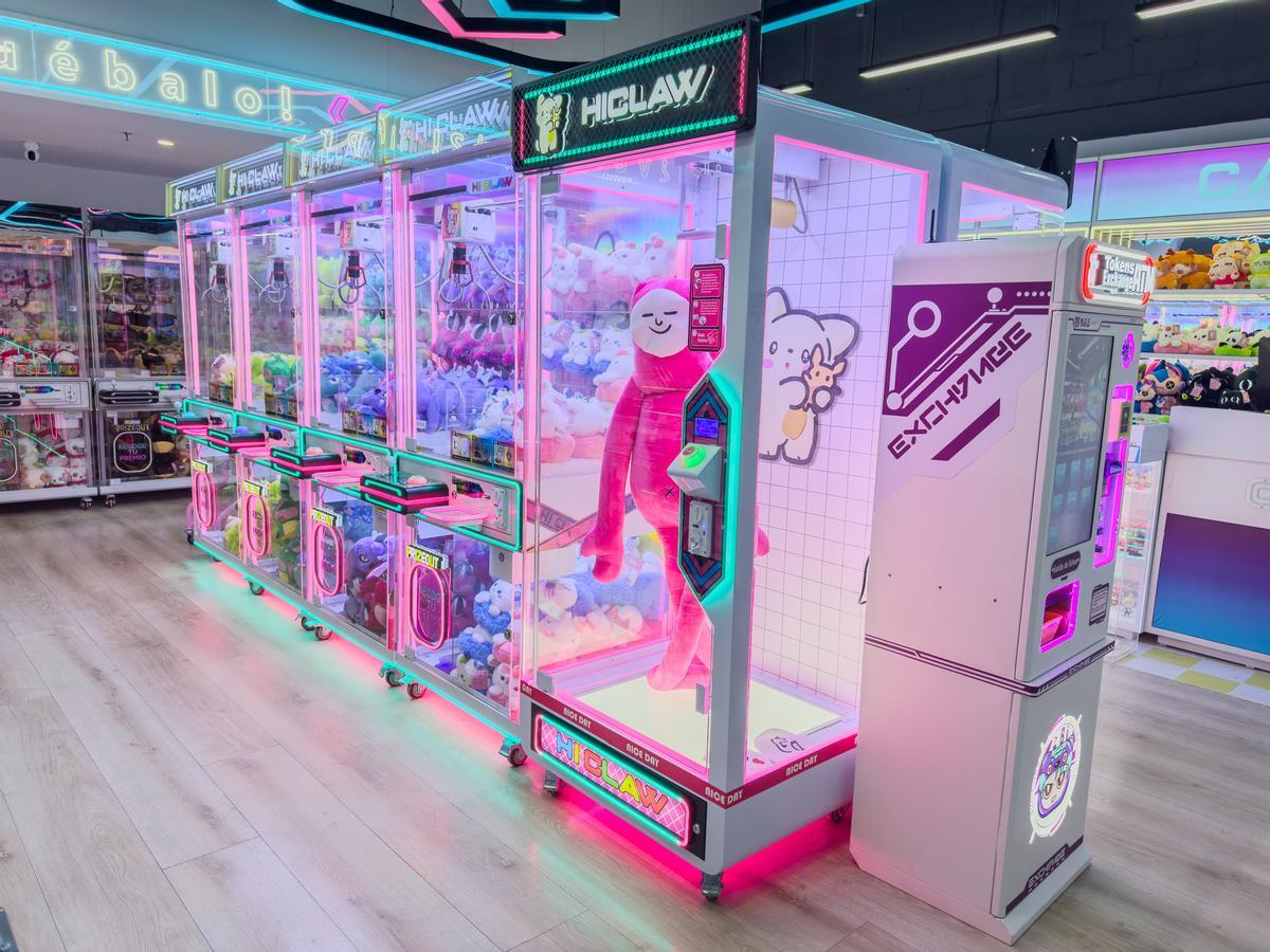 Máquina de peluches gigantes.