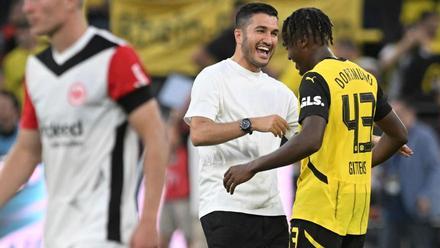 Sahin celebra con Gittens el triunfo en la primera jornada