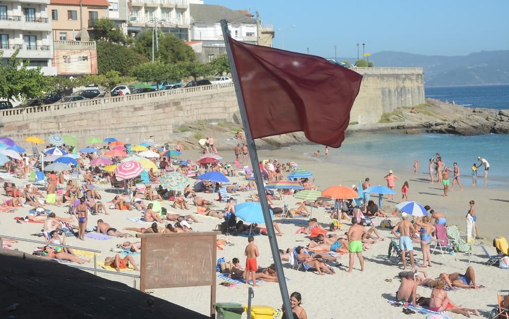 Un vertido en la playa de Caneliñas provocó el izado de la bandera roja