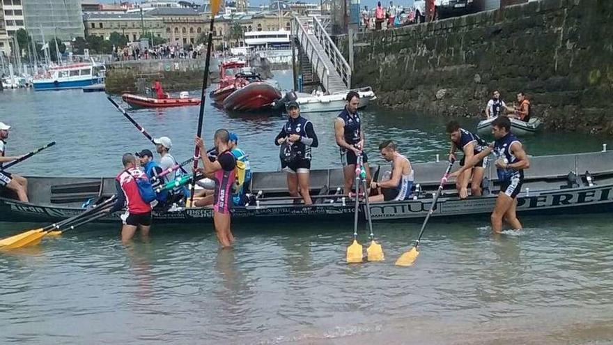 Entrenamiento en San Sebastián de la embarcación de Tirán. // FdV