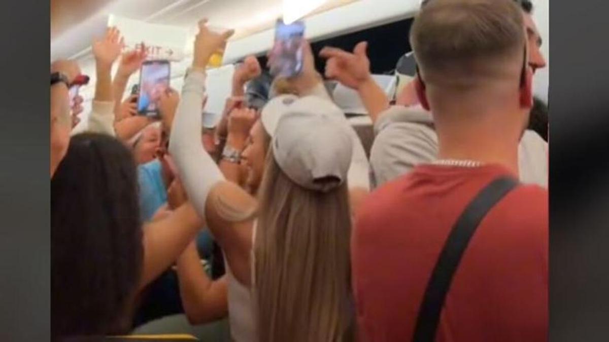 Una fiesta se desmadra en pleno vuelo a Ibiza.