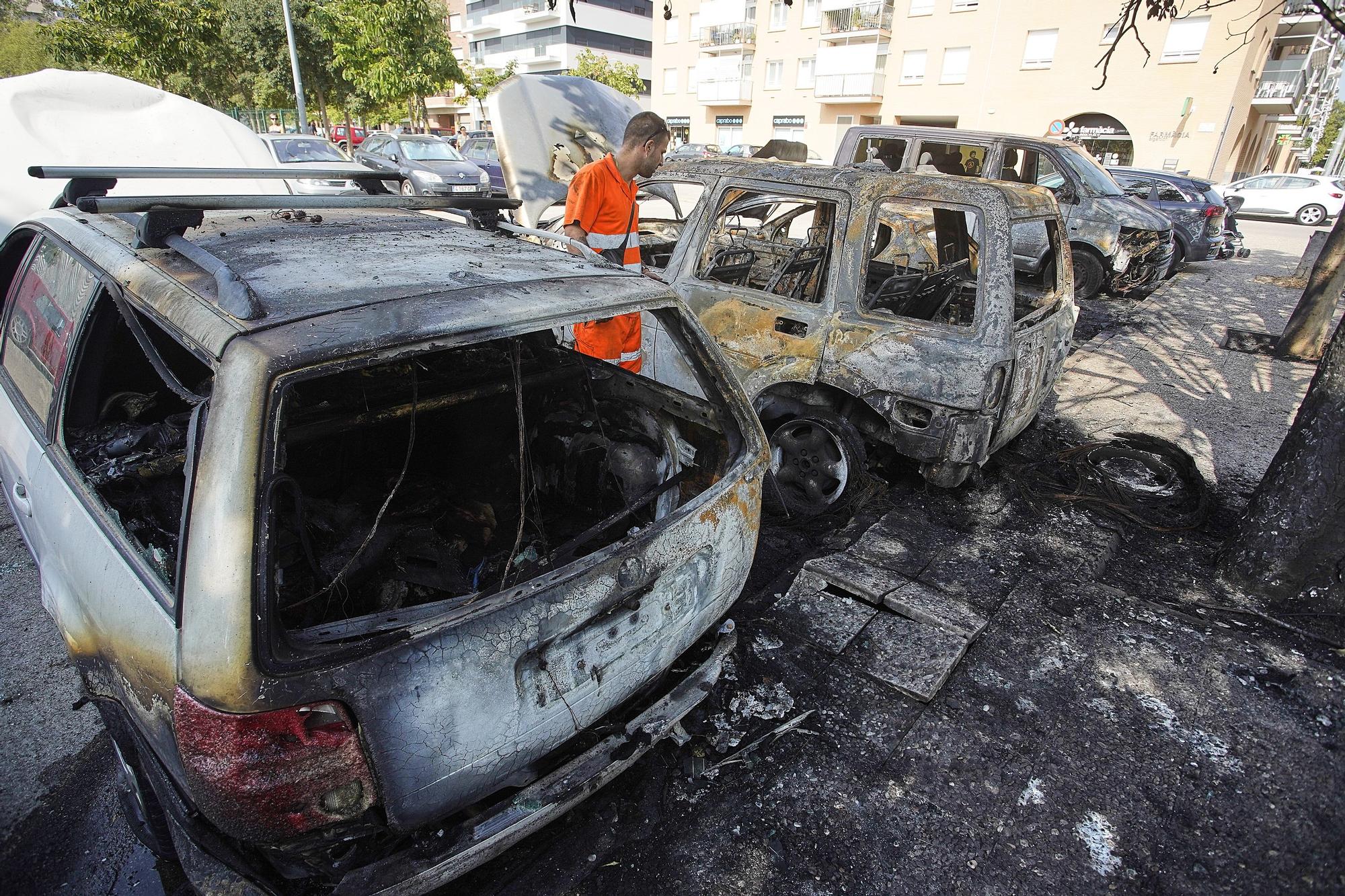 Incendi de vehicles al pàrquing del parc del Migdia