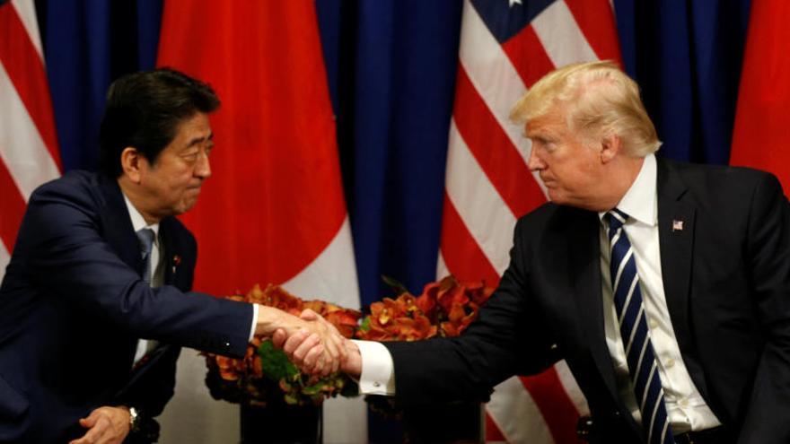 Trump, junto a Shinzo Abe.