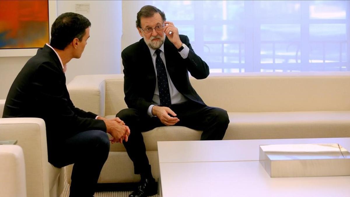 Pedro Sánchez y Mariano Rajoy, este lunes en la Moncloa.