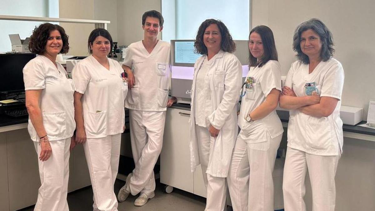 Desde la izquierda, Lola Rodríguez (técnico superior de laboratorio, ), Belén Fontán (TSL), Carlos Daviña (investigador), Sonia Pérez Castro (microbióloga), Miriam Rodríguez (TSL) y Ana Treinta (TSL).