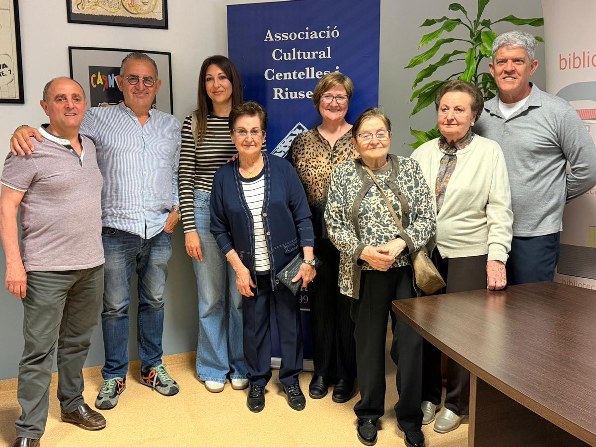 El historiador Joan R. Morell y familiares de Joaquín Llin tras la proyección del martes.