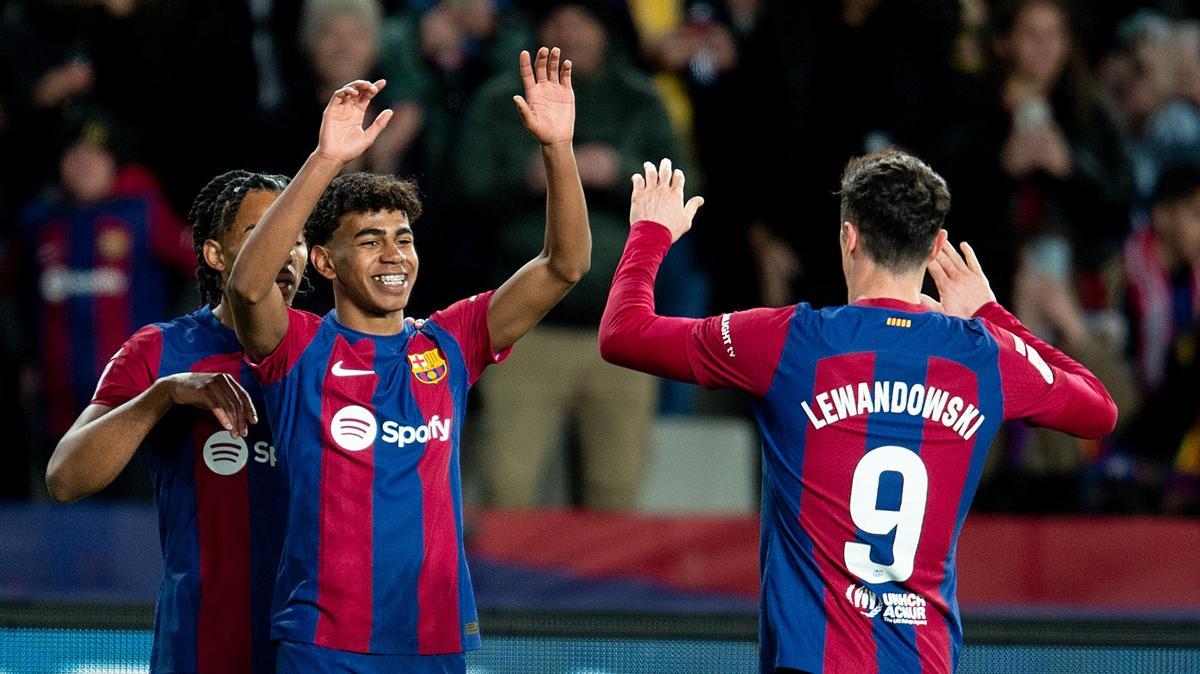Lewandowski felicita a Lamine Yamal tras marcar el 1-0 del Barça al Granada en Montjuïc.