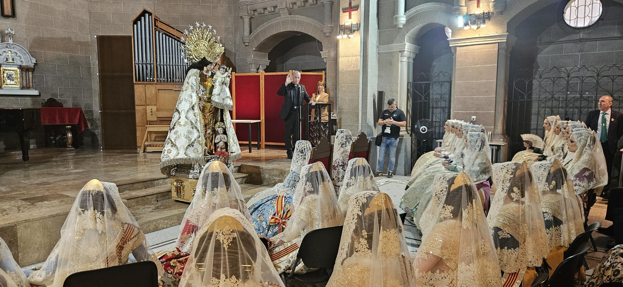 El Besamanos de falleras mayores y cortes 2024, en imágenes