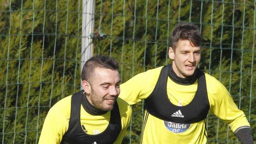 Radoja, con Iago Aspas, durante un entrenamiento. // Ricardo Grobas