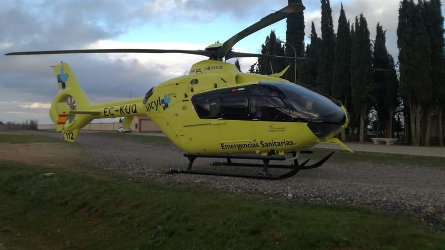 Evacúan en helicóptero a un hombre herido tras la colisión entre dos turismos