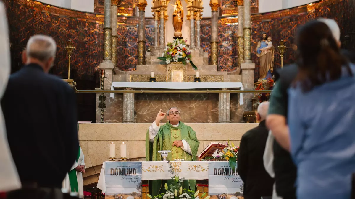 La única iglesia para sordos y ciegos de Madrid ofrece coro en lengua de signos y comunicación táctil: "Nos ayuda a crecer en nuestra fe"