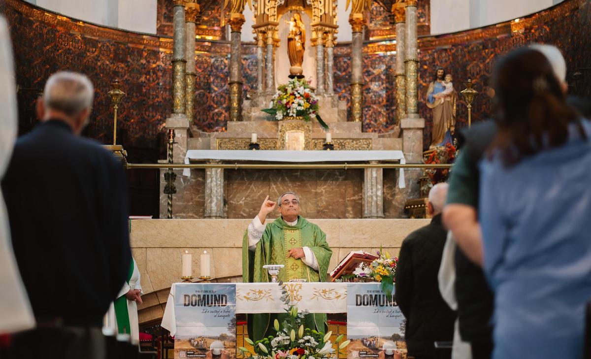 El párroco Iñaki, durante la misa adaptada para sordos y sordociegos del pasado domingo en la Iglesia de Santa María del Silencio, Madrid.