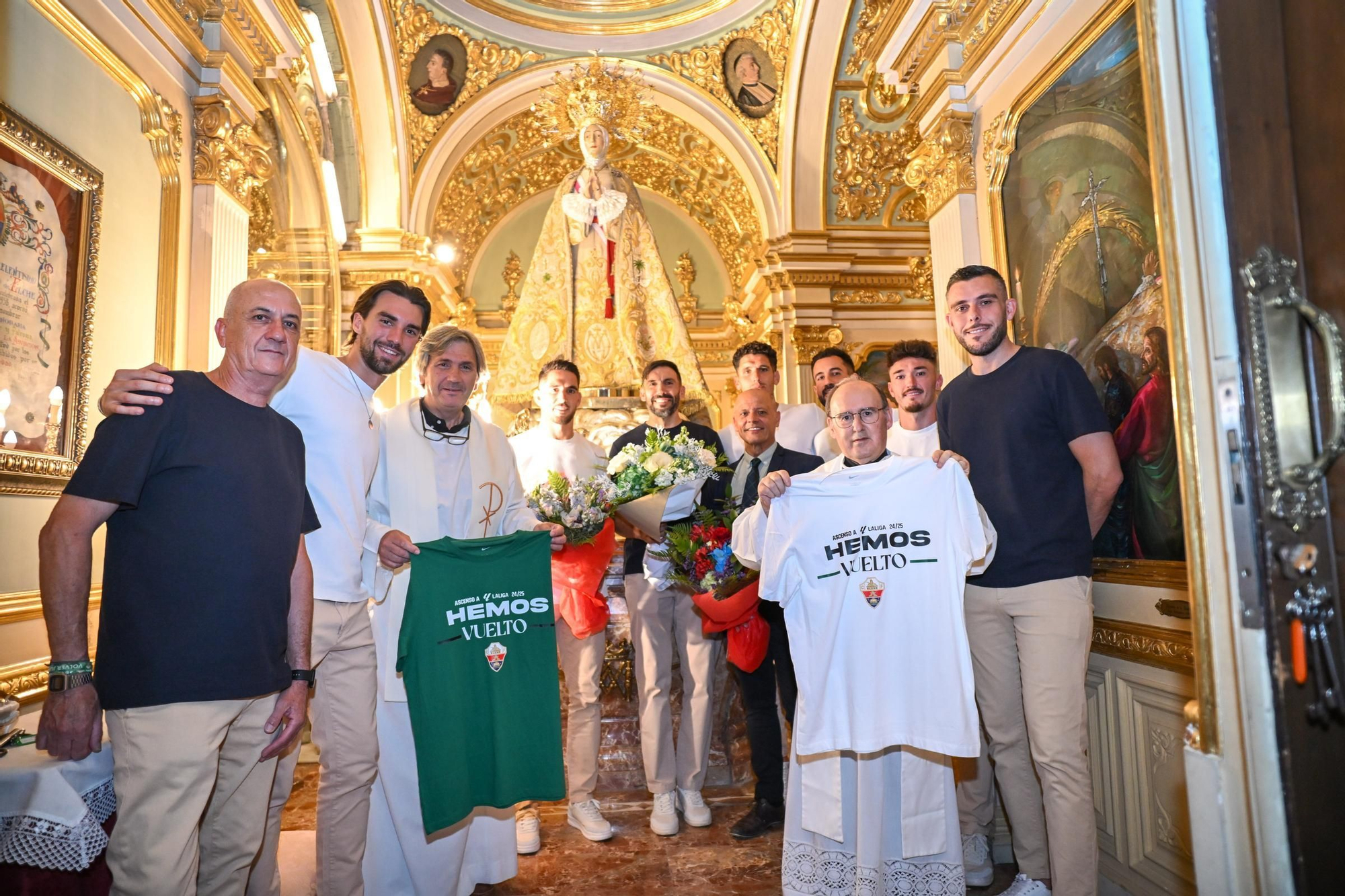Ofrenda de flores del Elche CF a la Virgen por el ascenso a Primera