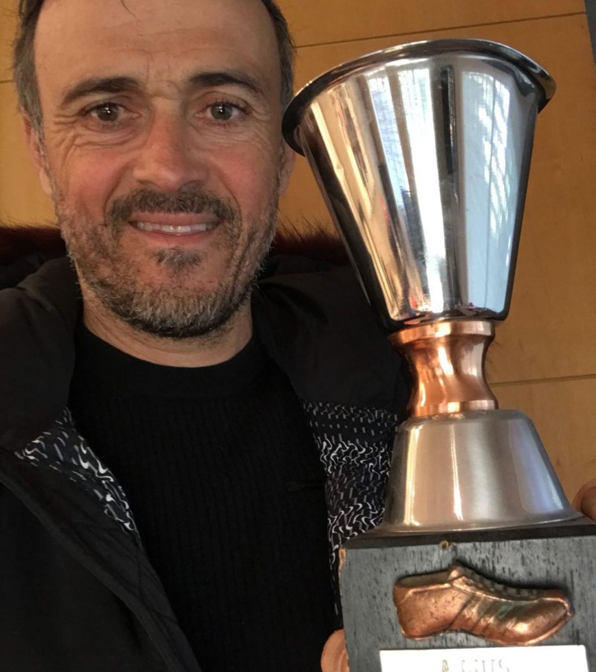 Luis Enrique, con la copa ganada con el Xeitosa.   |