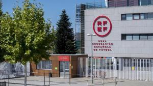 Acceso a la entrada de la Real Federación Española de Fútbol (RFEF), en Las Rozas (Madrid).