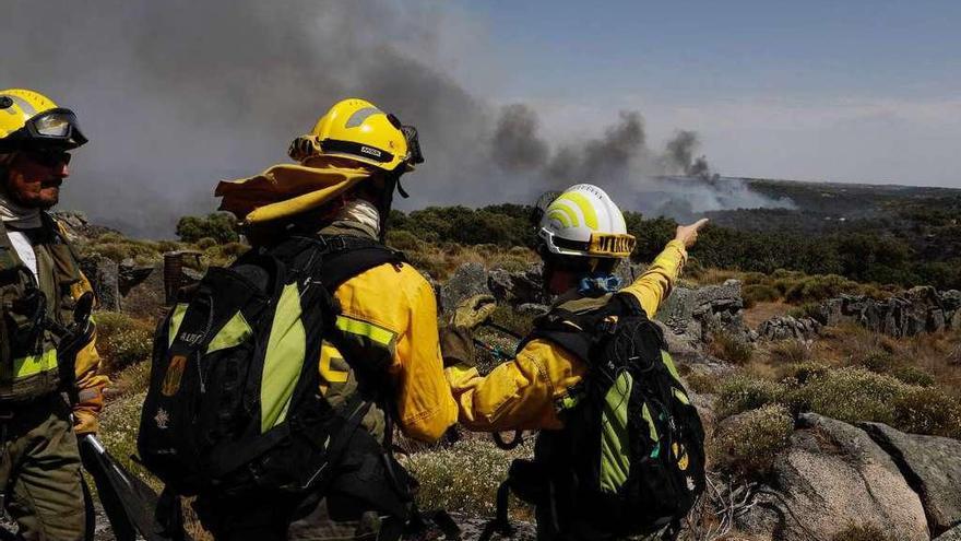 Trabajadores del operativo de extinción de incendios se adentran en el frente, en Castro de Alcañices.