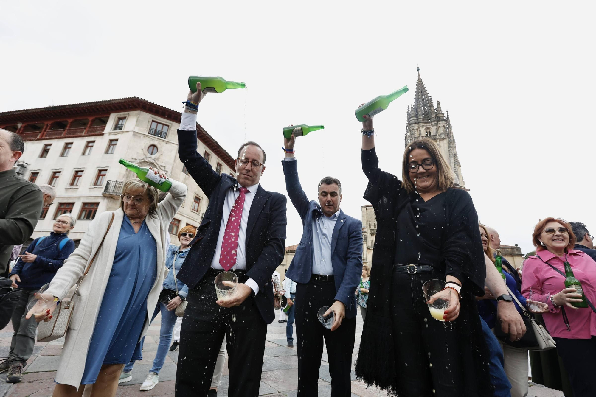 Cientos de brazos al aire junto a la Catedral de Oviedo para que la sidra sea patrimonio de la humanidad
