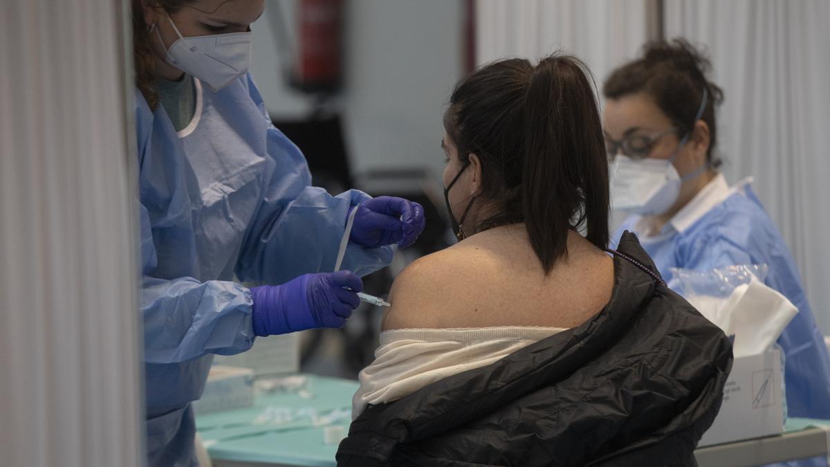 Una mujer recibe la vacuna en Sevilla.