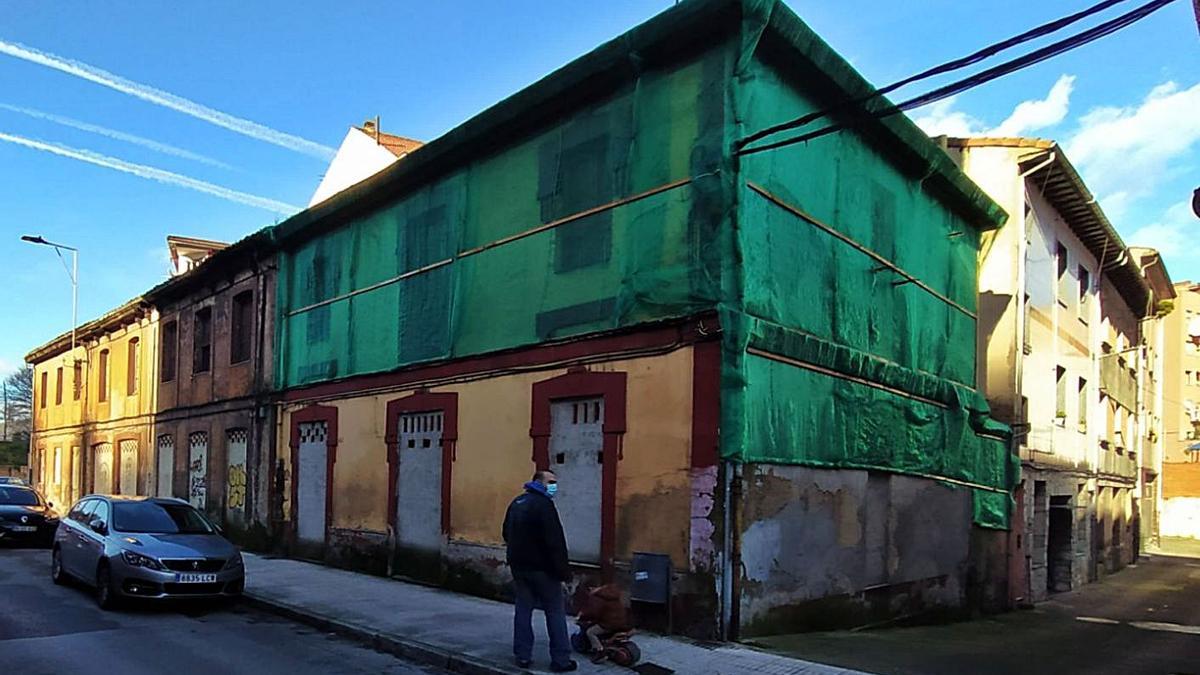 Uno de los inmuebles afectados por el nuevo plan de derribos, en la calle La Nalona, en Sama. | M. Á. G.