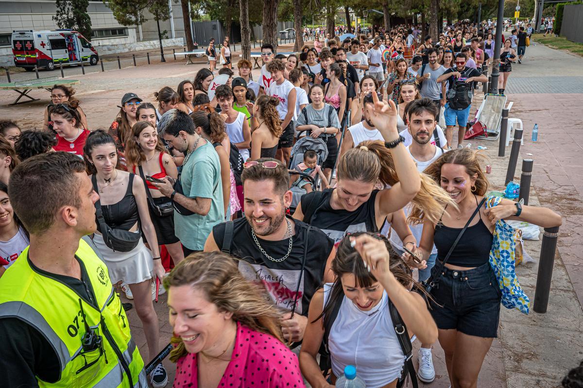 Ambiente en la cola antes del concierto de Rosalía