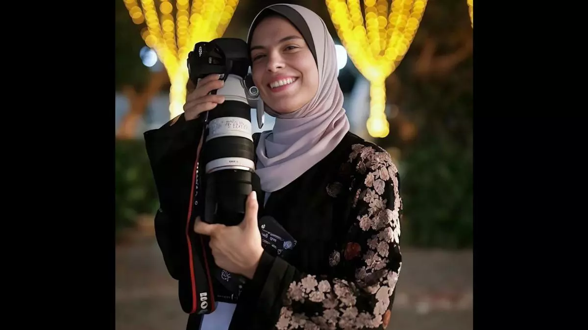 Cannes homenajea a Fatima Hassouna, fotoperiodista palestina asesinada en Gaza