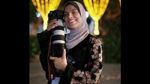 El documental ‘Put Your Soul on Your Hand and Walk’ de la directora iraní Sepideh Farsi captura la vida en Gaza bajo el fuego a través de los ojos de la joven fotoperiodista Fatima Hassouna, que fue asesinada junto a nueve miembros de su familia durante un ataque aéreo israelí.