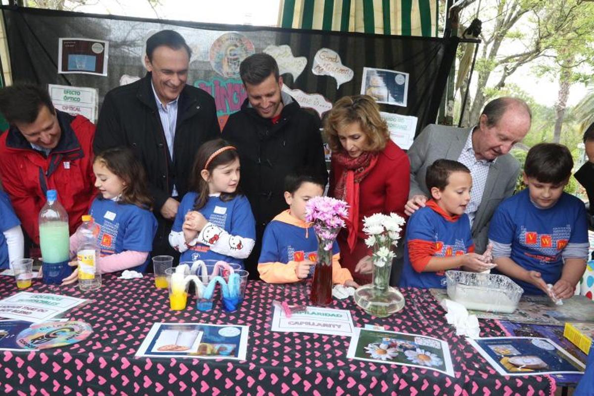 Los estudiantes plantan cara al mal tiempo en el Paseo por la Ciencia