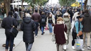 Varias personas pasean por el centro de Madrid.