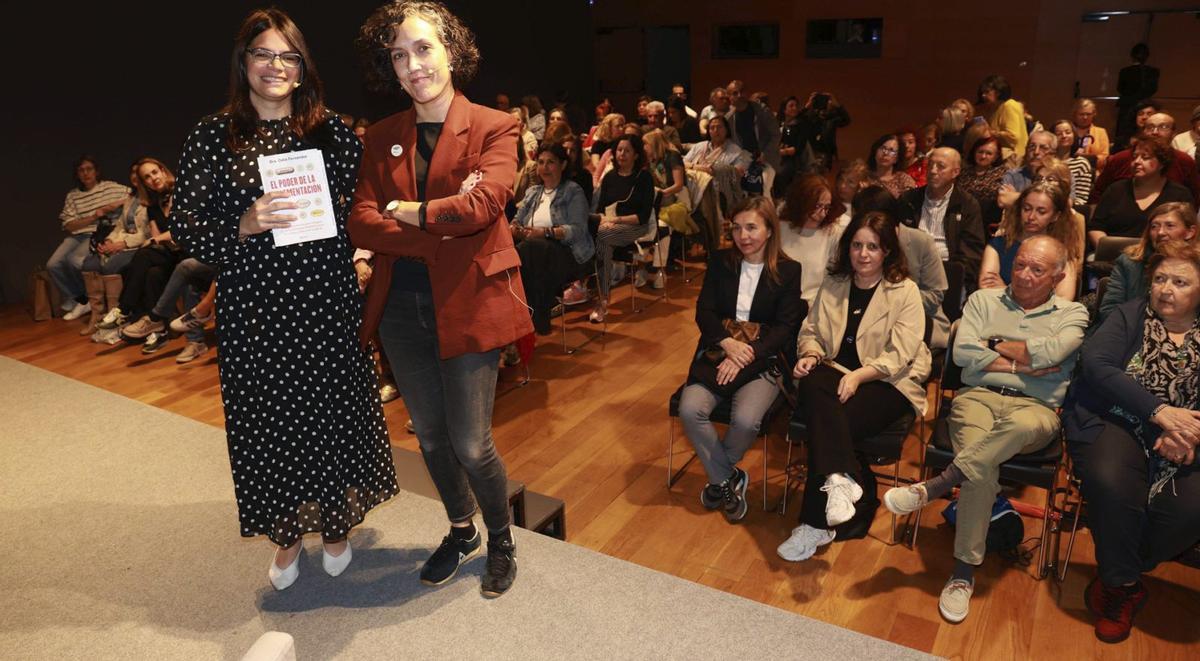 De izquierda a derecha, Odile Fernández y Ana Blasco, en el salón de actos del MARCO de Vigo, donde se celebró la charla-coloquio.