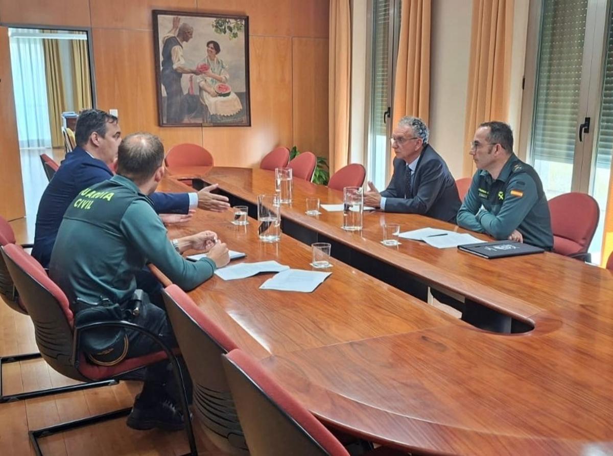 José Luis Quintana, en la reunión de esta mañana junto a responsables de la Guardia Civil y de Afruex.