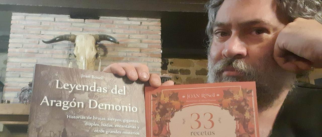 El cocinero Joan Rosell, junto a dos de sus libros (a la derecha, &#039;33 recetas mágicas&#039;)