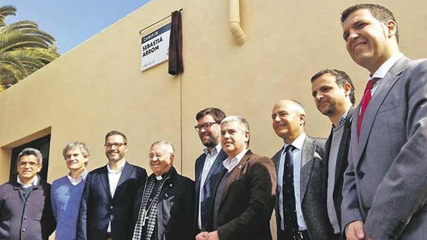 Las autoridades municipales y el obispo con la nueva placa de la calle.