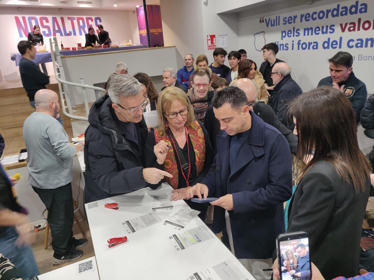 Xavi da su firma a Víctor Font