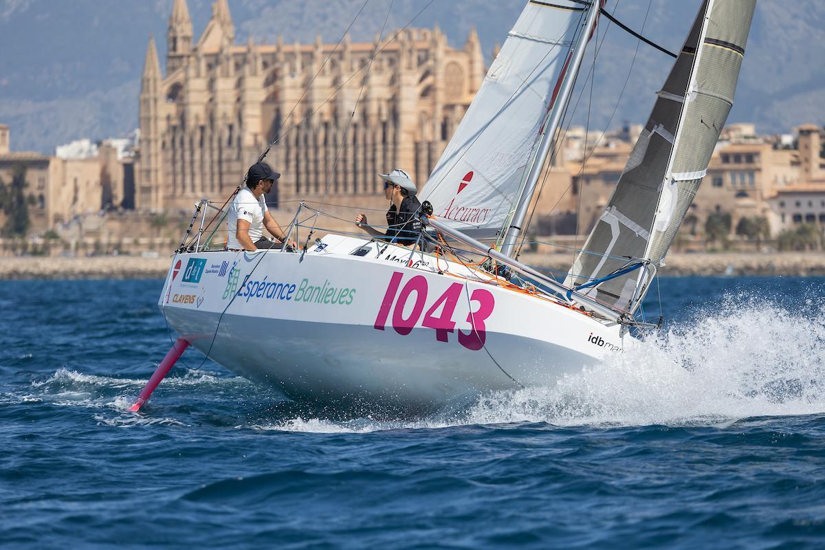 Uno de ls barcos que participan en la PalmaVela, tras la salida de este sábado